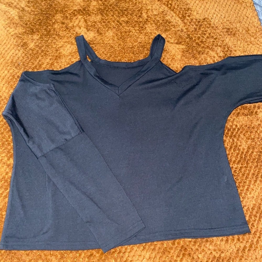 Shoulder peakaboo shirt